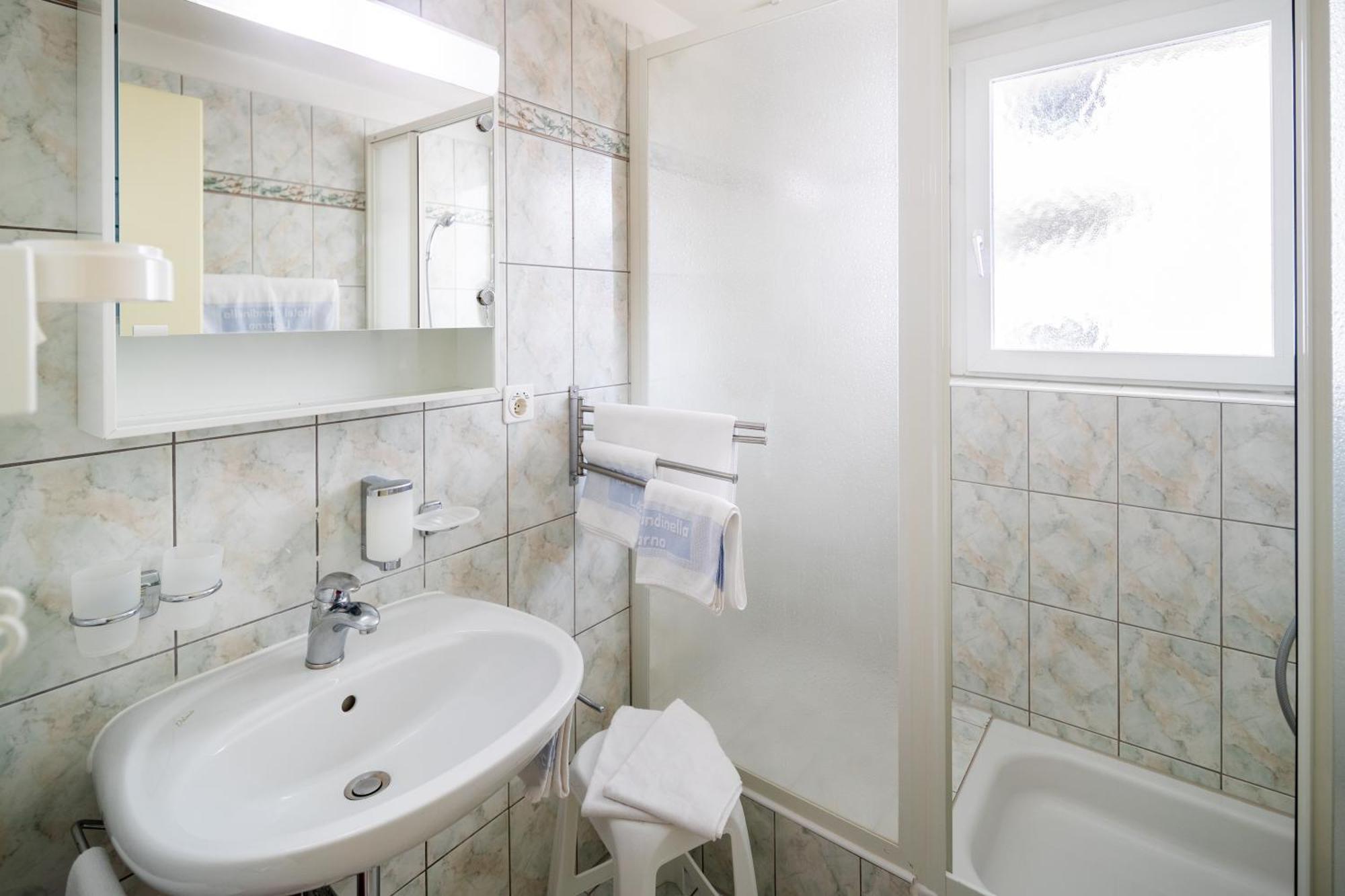 Hotel Rondinella Locarno Rum bild